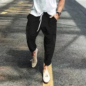 Λεπτομέρεια μαύρου κοτλέ παντελονιού jogger για άνδρες με τσέπες cargo και κορδόνι.