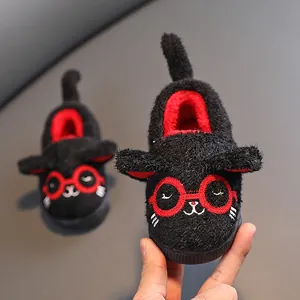 Süße schwarze Plüsch-Babyschuhe mit rotem Katzendesign und warmem Fleece-Futter für Winter.