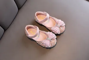 Elegante rosa Mädchen-Prinzessinnenschuhe mit Schleife und Perlen für Tanzaufführungen.