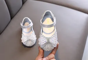 Detailansicht silberne funkelnde Prinzessinnenschuhe für Mädchen mit Strassschleife