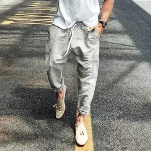 Κάτω μέρος σώματος με ανδρικό κοτλέ casual παντελόνι σε ασφαλτοστρωμένο δρόμο