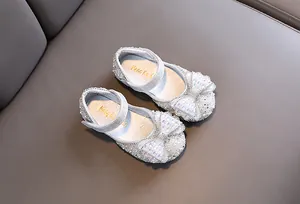 Funkelnde silberne Prinzessinnenschuhe für Mädchen mit eleganter Schleife für Auftritte