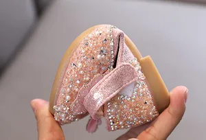 Nahaufnahme der extremen Flexibilität der rosa glitzernden Prinzessinnenschuhe für Mädchen.