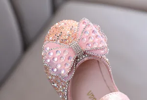 Detailansicht der funkelnden Strass-Schleife auf rosa Prinzessinnen-Tanzschuhen für Mädchen
