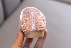 Detailansicht der Fersen von rosa Prinzessinnenschuhen für Mädchen mit Perlen und Strass