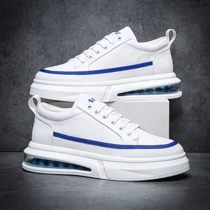 Ανδρικά λευκά sneakers με μπλε ρίγα και σόλα αερόσολας, κομψά παπούτσια skate χαμηλά