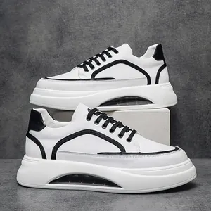 Ανδρικά λευκά sneakers μόδας με σόλα αερόσολας και κομψές μαύρες χρωματικές λεπτομέρειες
