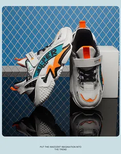 Détail des baskets respirantes en mesh pour enfants avec des touches orange et bleu
