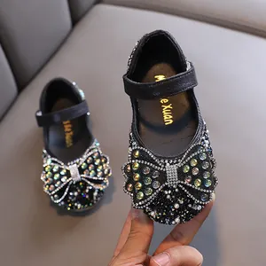 Elegante schwarze Mädchen Prinzessinnen Schuhe mit funkelnder Strassschleife für Tanz
