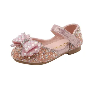 Elegante rosa Prinzessinnenschuhe mit funkelnder Schleife und Perlendetails für Mädchen