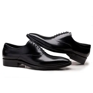 Vista laterale di scarpe classiche in pelle nera da ufficio con punta quadrata.