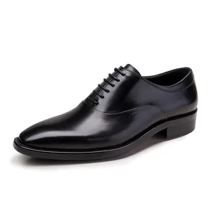Elegante scarpa Oxford in pelle nera lucida con punta squadrata e chiusura con lacci