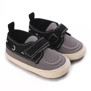 Γκρι και μαύρα πάνινα βρεφικά παπούτσια 0-1 έτους με κλείσιμο σκρατς και αντιολισθητική σόλα