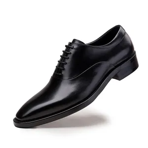 Vista laterale dettagliata delle classiche scarpe Oxford in pelle nera con punta quadra