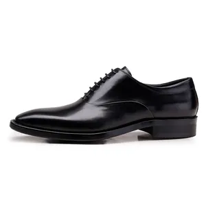 Vista laterale dettagliata della classica scarpa Oxford in pelle nera con punta quadrata