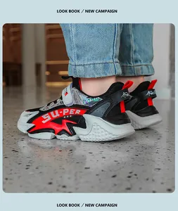 Gros plan de baskets de sport en mesh respirant pour garçons avec des détails rouges et noirs