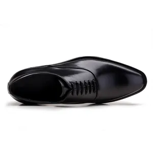 Vista dall'alto dettagliata di scarpe eleganti in pelle nera con punta quadrata da uomo