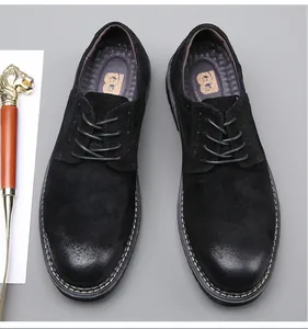 Vue de dessus de chaussures Brogue en cuir noir avec lacets et texture en daim doux.