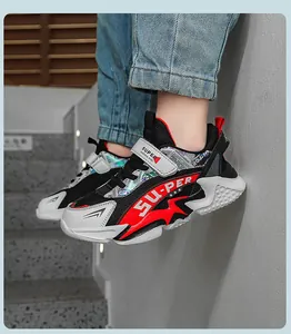 Vue détaillée des baskets en maille respirante pour garçons, design rouge et noir