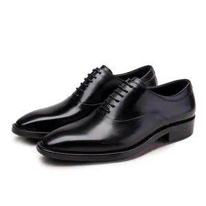 Vista dettagliata di classiche scarpe Oxford da uomo in pelle nera con punta liscia ed elegante