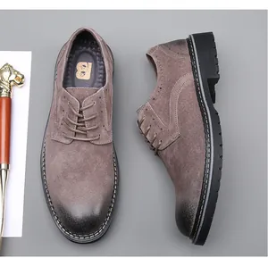 Chaussures richelieu vintage en daim marron pour homme avec bout patiné et lacets classiques