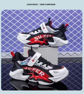 Vue détaillée de baskets en maille respirante pour enfants avec motif 'SU-PER' rouge et blanc