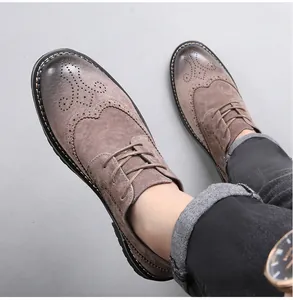 Vue détaillée de dessus de chaussures Richelieu pour hommes en daim marron avec lacets rétro
