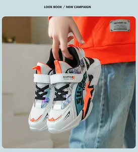 Vue détaillée de baskets en mesh respirant pour garçons, coloris blanc et orange.