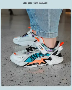 Vue détaillée de baskets en maille respirante pour garçons au design color-block élégant