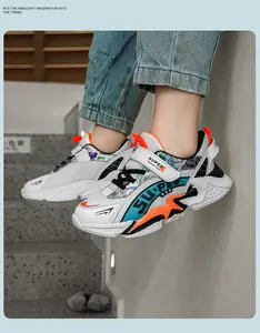Vue détaillée des baskets de sport en maille respirante pour garçons sur escalier