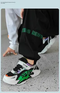Détail de chaussures de course en maille respirante pour garçons avec touches vertes