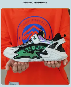 Vue détaillée des baskets en mesh respirant pour garçons en vert et noir stylées.