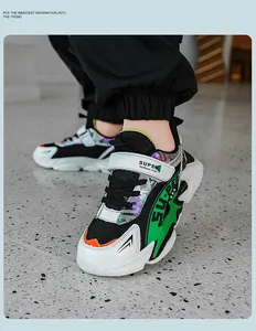 Gros plan sur les baskets respirantes en maille pour garçons avec détails colorés et scratch
