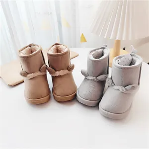 Detailaufnahme von Kinder-Schneestiefeln in Khaki und Grau mit süßen Bärenohren