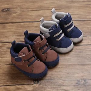 Vue détaillée de chaussures de marche montantes pour bébé en marron et bleu marine