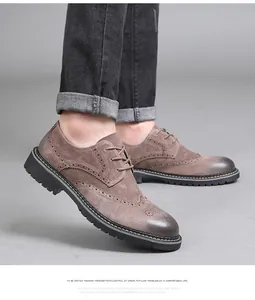 Gros plan détaillé de chaussures Brogue pour hommes en daim marron de style anglais.