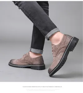 Détail des chaussures Brogue en daim marron pour hommes avec surpiqûres décoratives