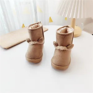 Detailansicht gemütlicher brauner Kinderschneestiefel mit Bärenohren und warmem Fellfutter