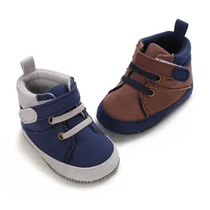 Détail montrant la texture en toile souple et les bandes velcro des chaussures bébé