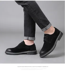 Vue détaillée de profil de chaussures brogue noires en daim pour hommes de style britannique