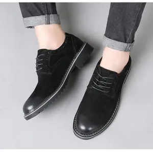 Vue détaillée d'élégantes chaussures Brogue en cuir noir pour hommes au design classique