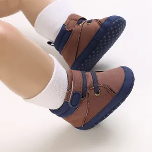 Gros plan de chaussures montantes bébé marron avec semelles souples antidérapantes.