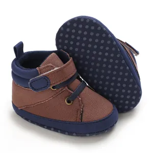 Détail de chaussures de marche pour bébé marron avec semelle à picots antidérapante