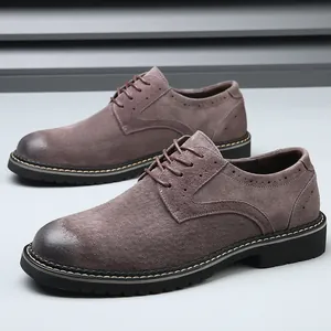 Chaussures de ville haut de gamme en daim marron pour hommes avec des détails richelieu chic