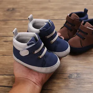 Gros plan de chaussures de marche pour bébé à semelle souple montrant les textures
