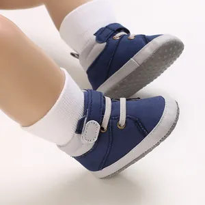 Vue détaillée de chaussures de marche pour bébé bleu marine à semelle très souple