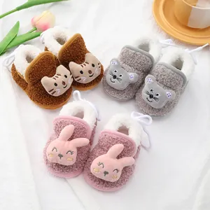 Detailweergave van pluche babyschoentjes met katten-, muizen- en konijnengezichtjes