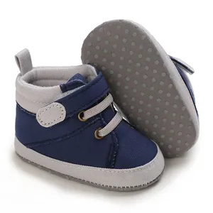 Détail de chaussures de marche pour bébé en toile bleu marine avec semelle souple