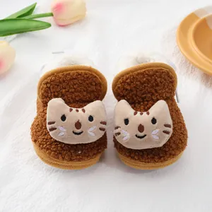 Detailweergave van schattige bruine fleece babyschoentjes met een 3D-kattenontwerp