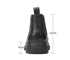 Vue arrière de bottines Chelsea en cuir noir avec talon de 4 cm et tige de 11 cm.